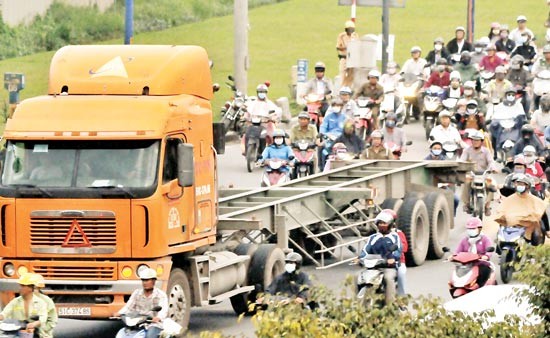 Vietnam’s transport fee is much higher than that of other nations in the region (Photo: SGGP)